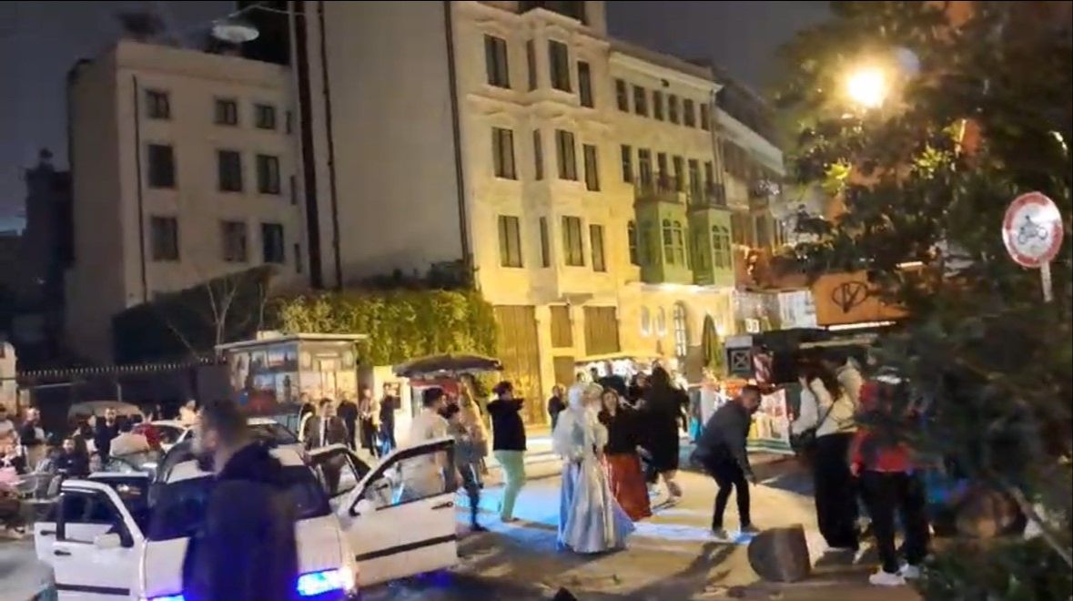 Galata’da pes dedirten kutlama! Hastane yolunu kesip “Erik Dalı” oynadılar Galata’da pes dedirten kutlama! Hastane yolunu kesip “Erik Dalı” oynadılar - 2. Resim