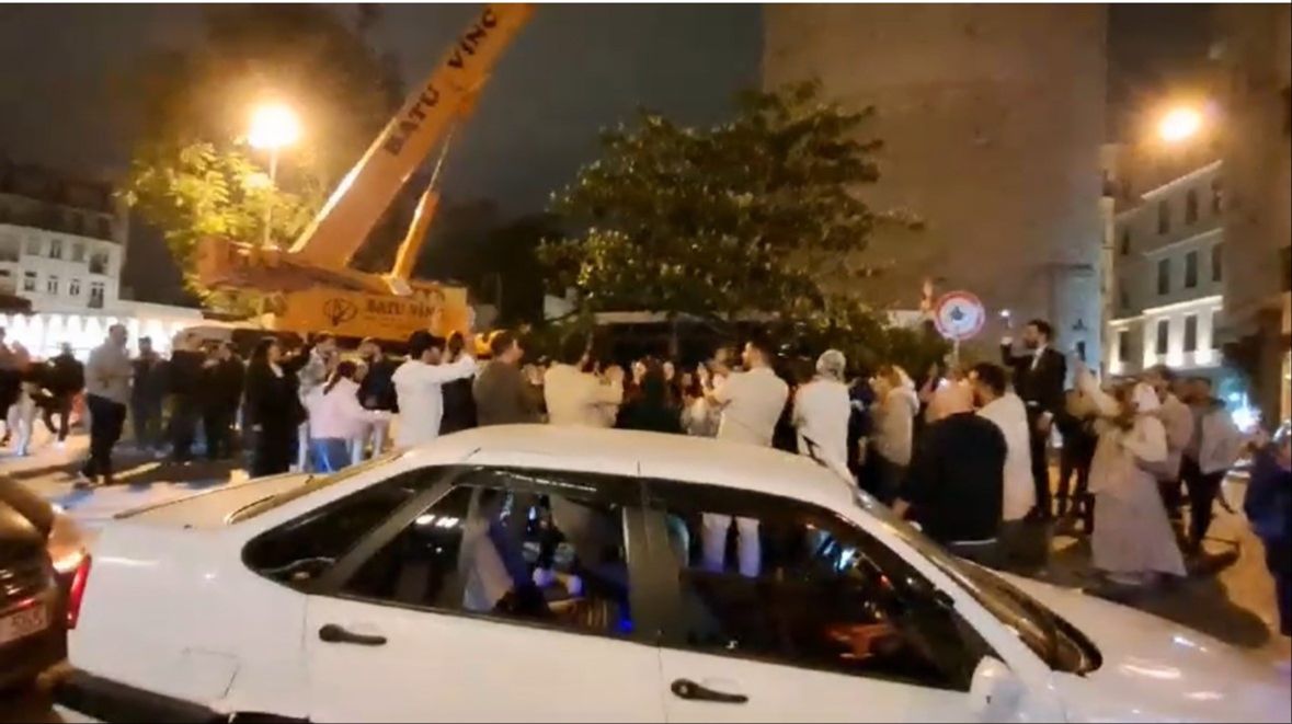 Galata’da pes dedirten kutlama! Hastane yolunu kesip “Erik Dalı” oynadılar Galata’da pes dedirten kutlama! Hastane yolunu kesip “Erik Dalı” oynadılar - 1. Resim