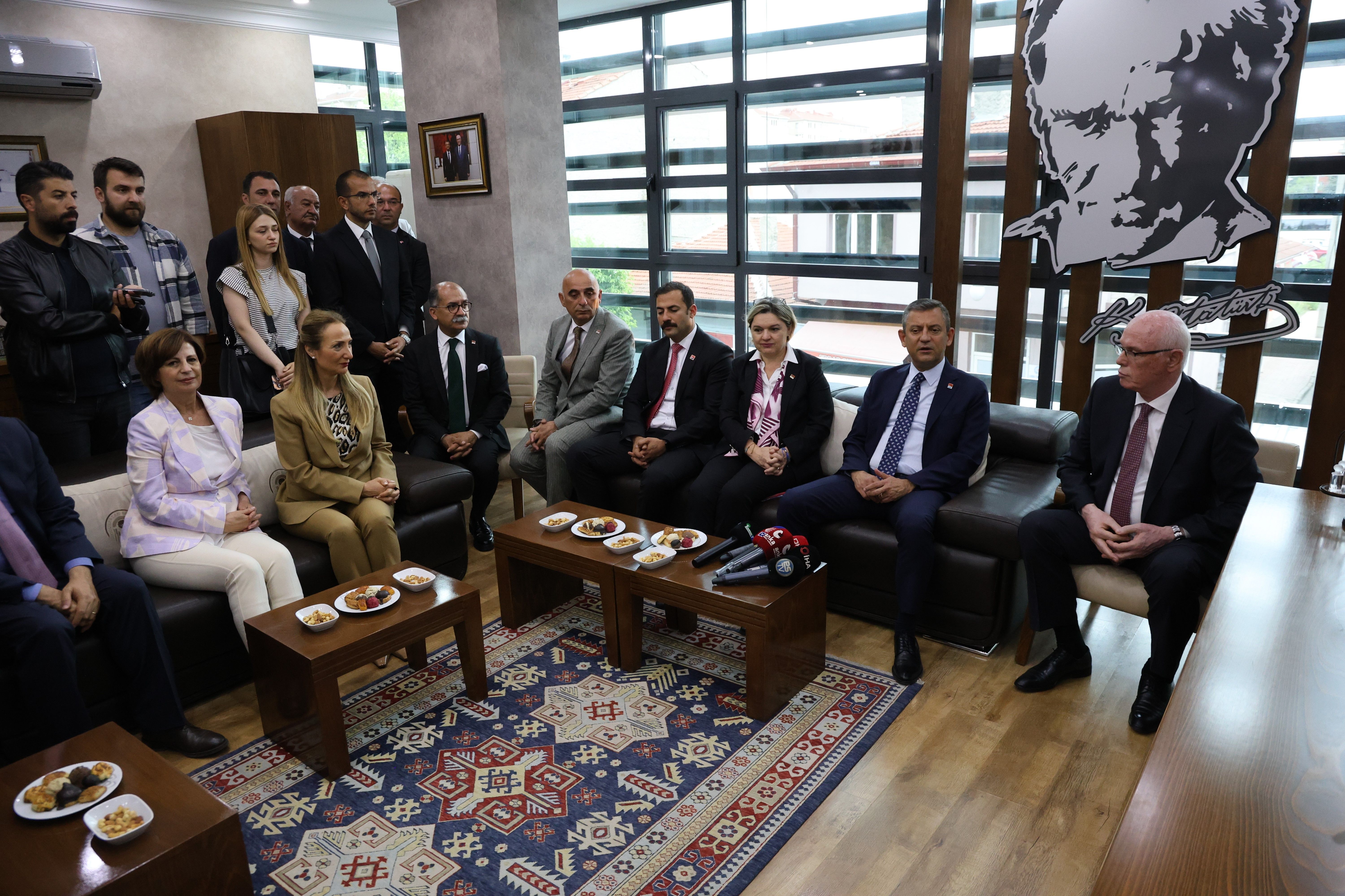 &Ouml;zg&uuml;r &Ouml;zel'den Eskişehir &ccedil;ıkartması: CHP'li belediyeleri ziyaret etti - 1. Resim