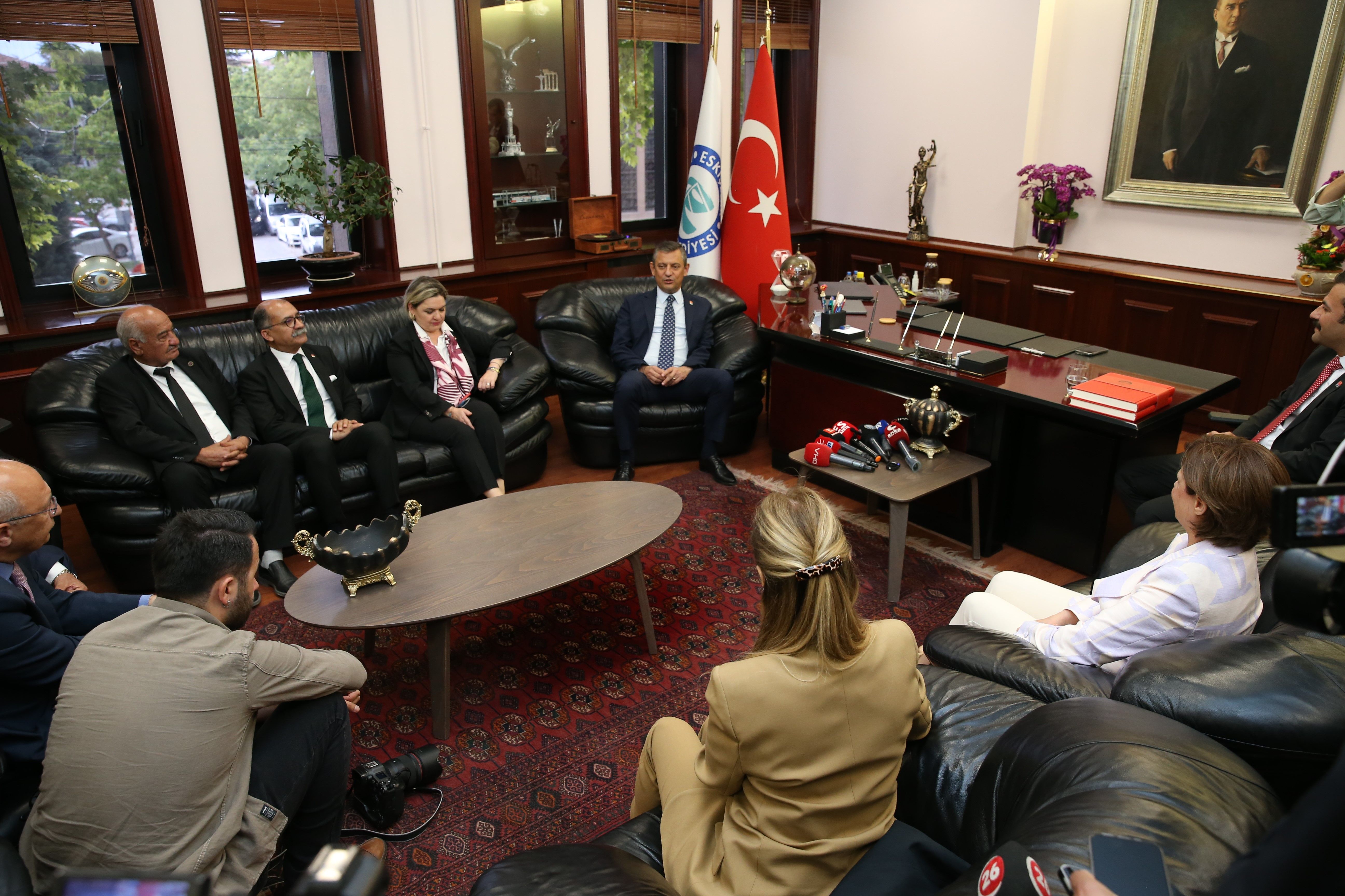 &Ouml;zg&uuml;r &Ouml;zel'den Eskişehir &ccedil;ıkartması: CHP'li belediyeleri ziyaret etti - 2. Resim