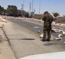 Siyonist Yahudiler Gazze'ye giden yollara zarar verdi! İnsani yardıma 'taş' koydular - 2. Resim