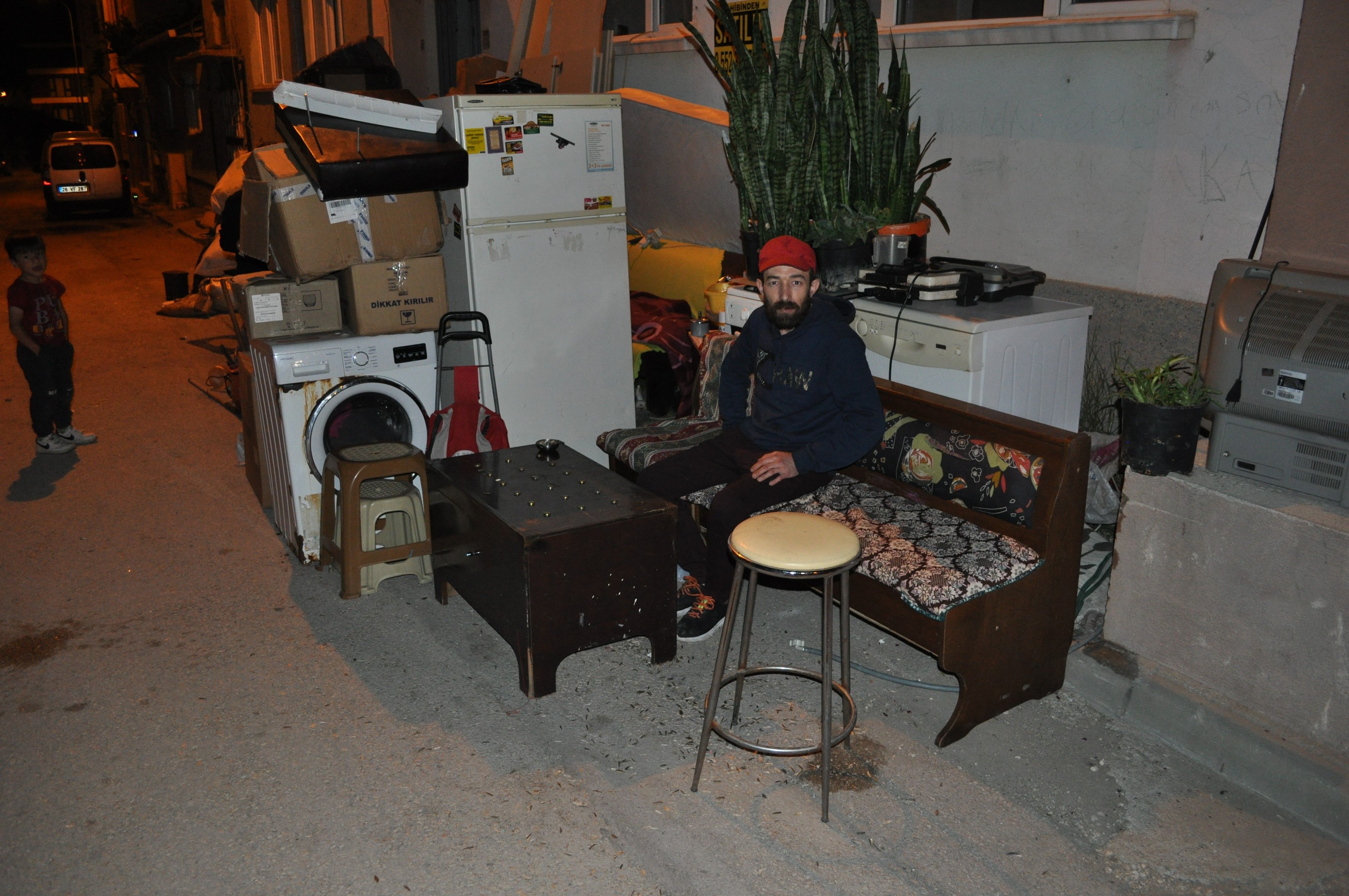 Tahliye kararıyla evden atıldılar: &Ccedil;oluk &ccedil;ocuk 2 g&uuml;nd&uuml;r sokakta yaşıyor - 1. Resim