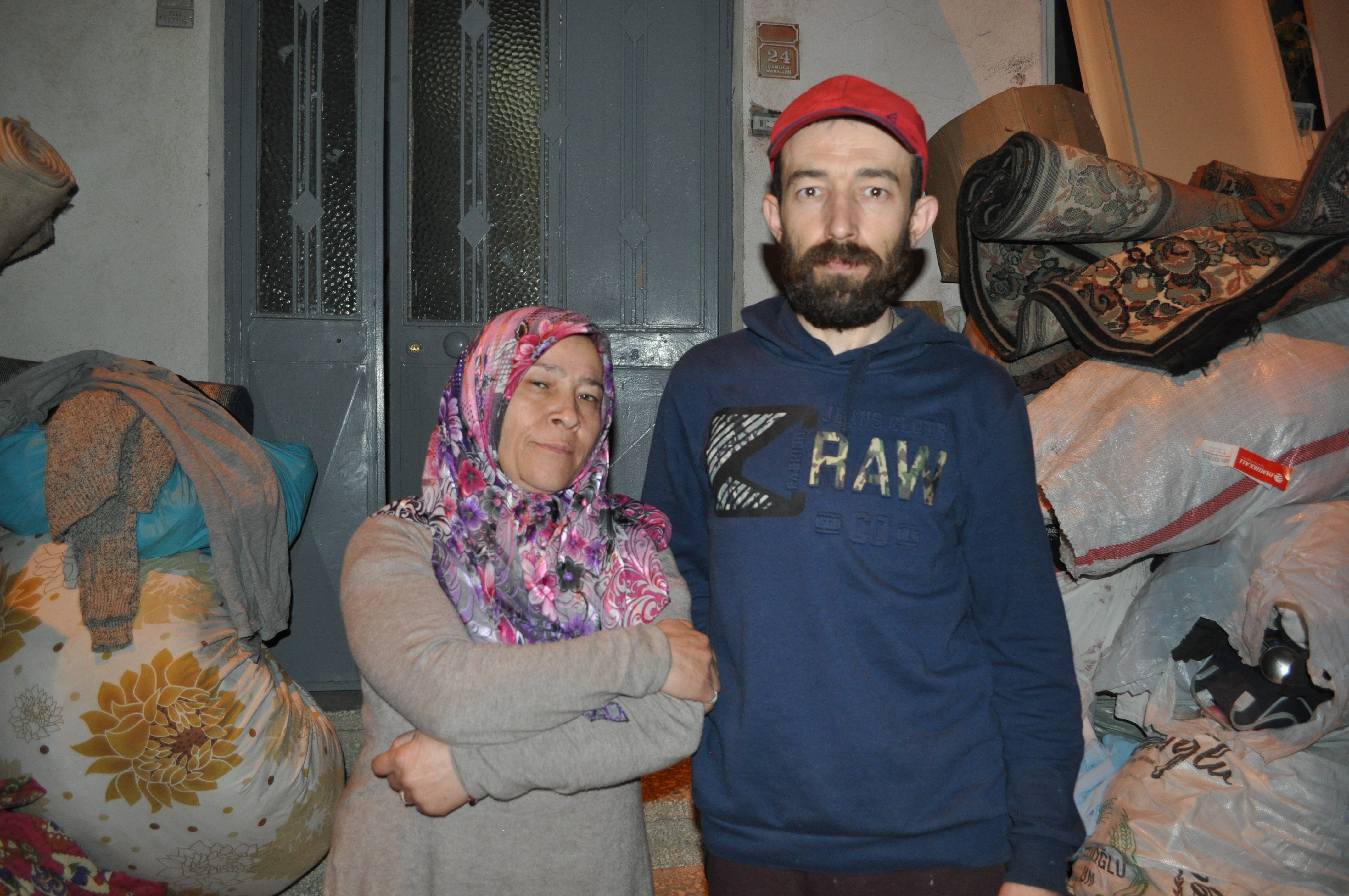 Tahliye kararıyla evden atıldılar: &Ccedil;oluk &ccedil;ocuk 2 g&uuml;nd&uuml;r sokakta yaşıyor - 4. Resim