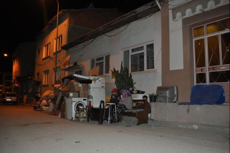 Tahliye kararıyla evden atıldılar: &Ccedil;oluk &ccedil;ocuk 2 g&uuml;nd&uuml;r sokakta yaşıyor - 3. Resim