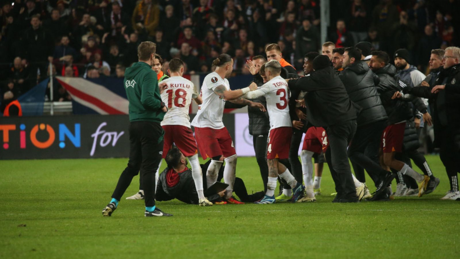 UEFA'dan Galatasaray'a kötü haber! Cezalar açıklandı UEFA'dan Galatasaray'a kötü haber! Cezalar açıklandı - 1. Resim