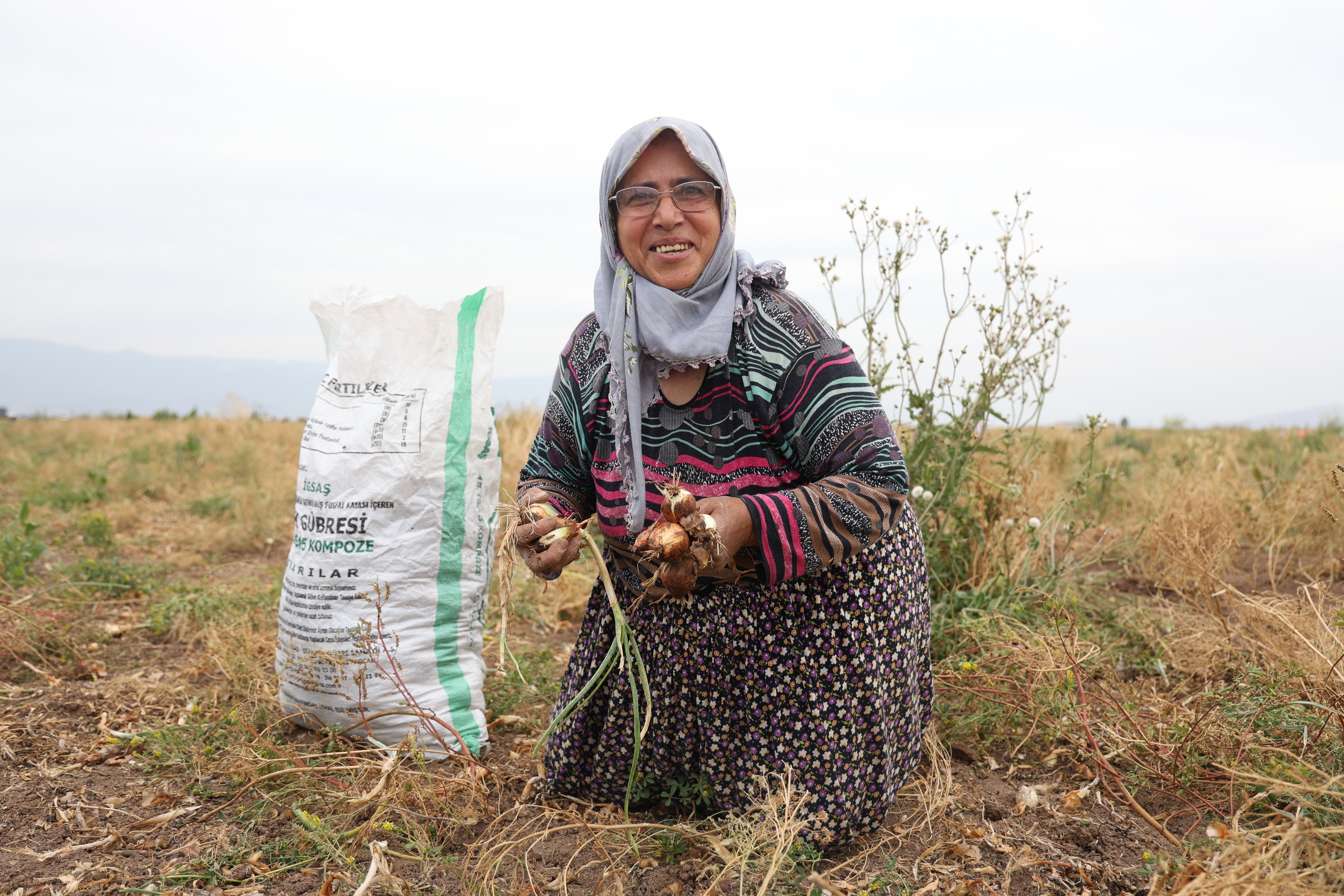80 dönüm soğanı hayrına dağıttı! Duyan tarlaya koştu 80 dönüm soğanı hayrına dağıttı! Duyan tarlaya koştu - 3. Resim