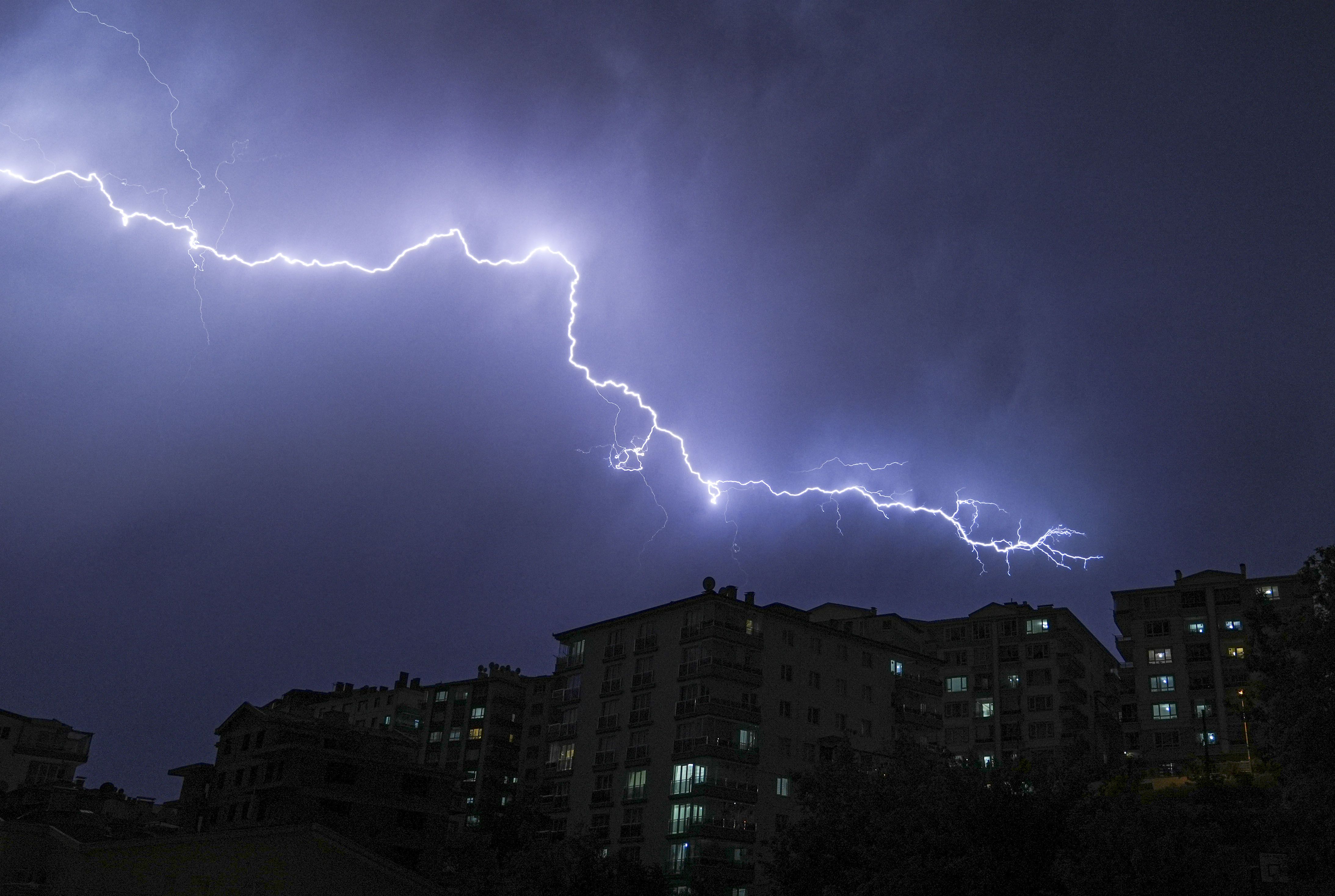 Ankara'da şimşekli gece! O anlar kameralarda - 2. Resim