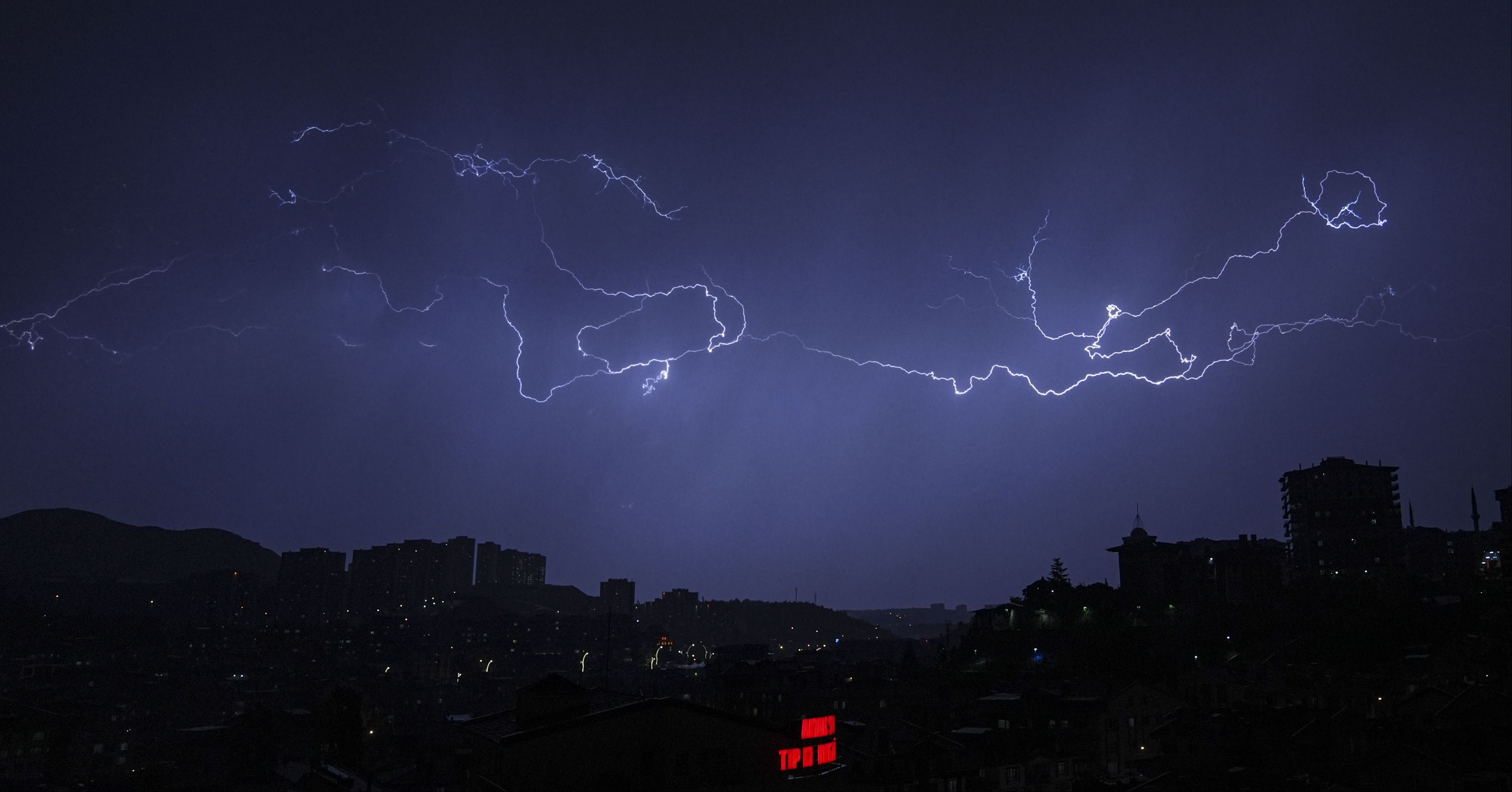 Ankara'da şimşekli gece! O anlar kameralarda - 1. Resim