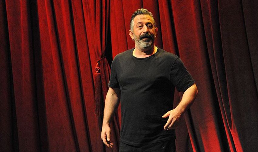Cem Yılmaz &lsquo;Seyirciye kızıp sahneyi terk etti&rsquo; iddiasına kızdı: D&uuml;n m&uuml; başladık bu işe! - 1. Resim