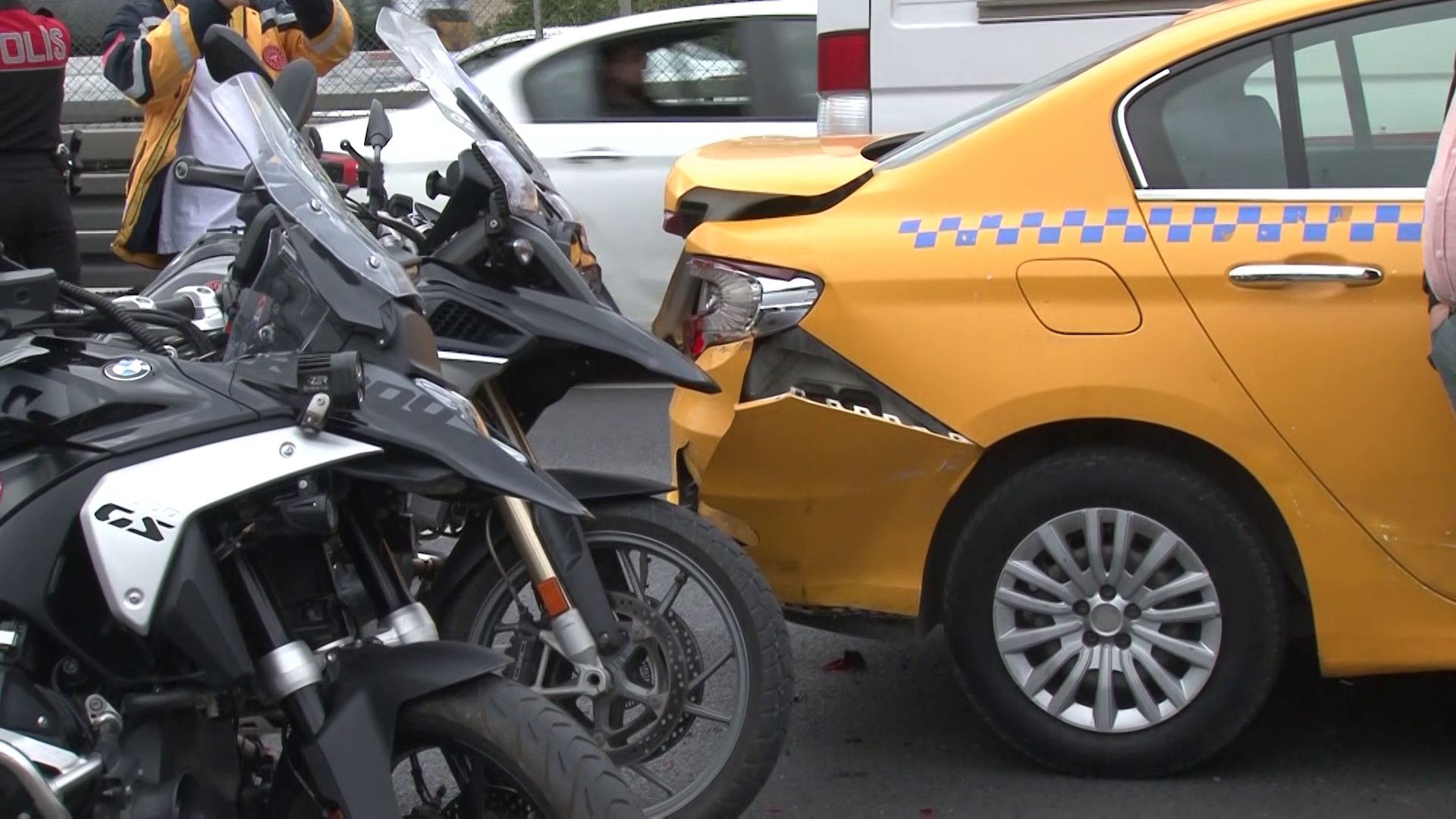 E-5'te feci kaza! Taksi ile &ccedil;arpışan 2 motosikletli polis yaralandı - 1. Resim