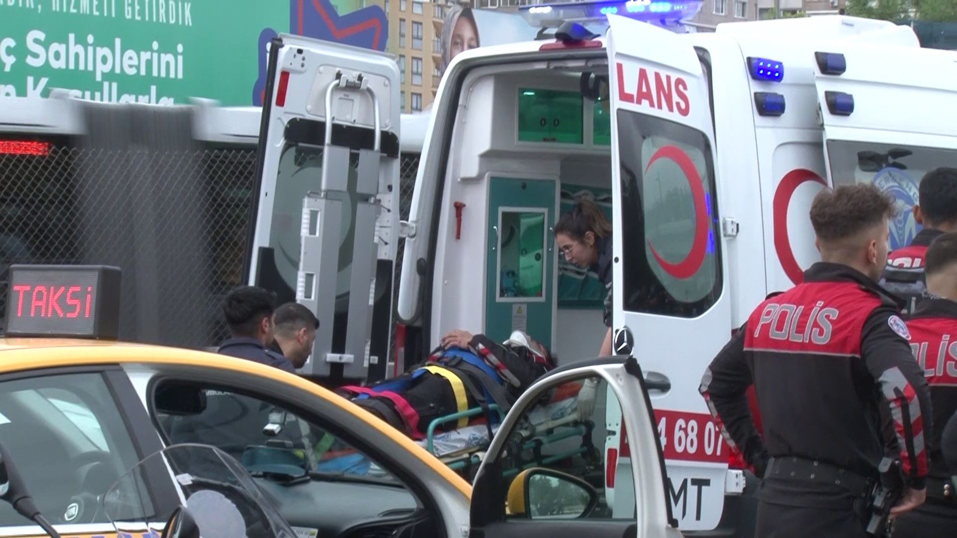 E-5'te feci kaza! Taksi ile &ccedil;arpışan 2 motosikletli polis yaralandı - 3. Resim