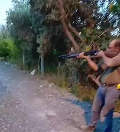 Sahipsiz köpeği tüfekle öldürdü! Vahşet anları kamerada Sahipsiz köpeği tüfekle öldürdü! Vahşet anları kamerada - 1. Resim