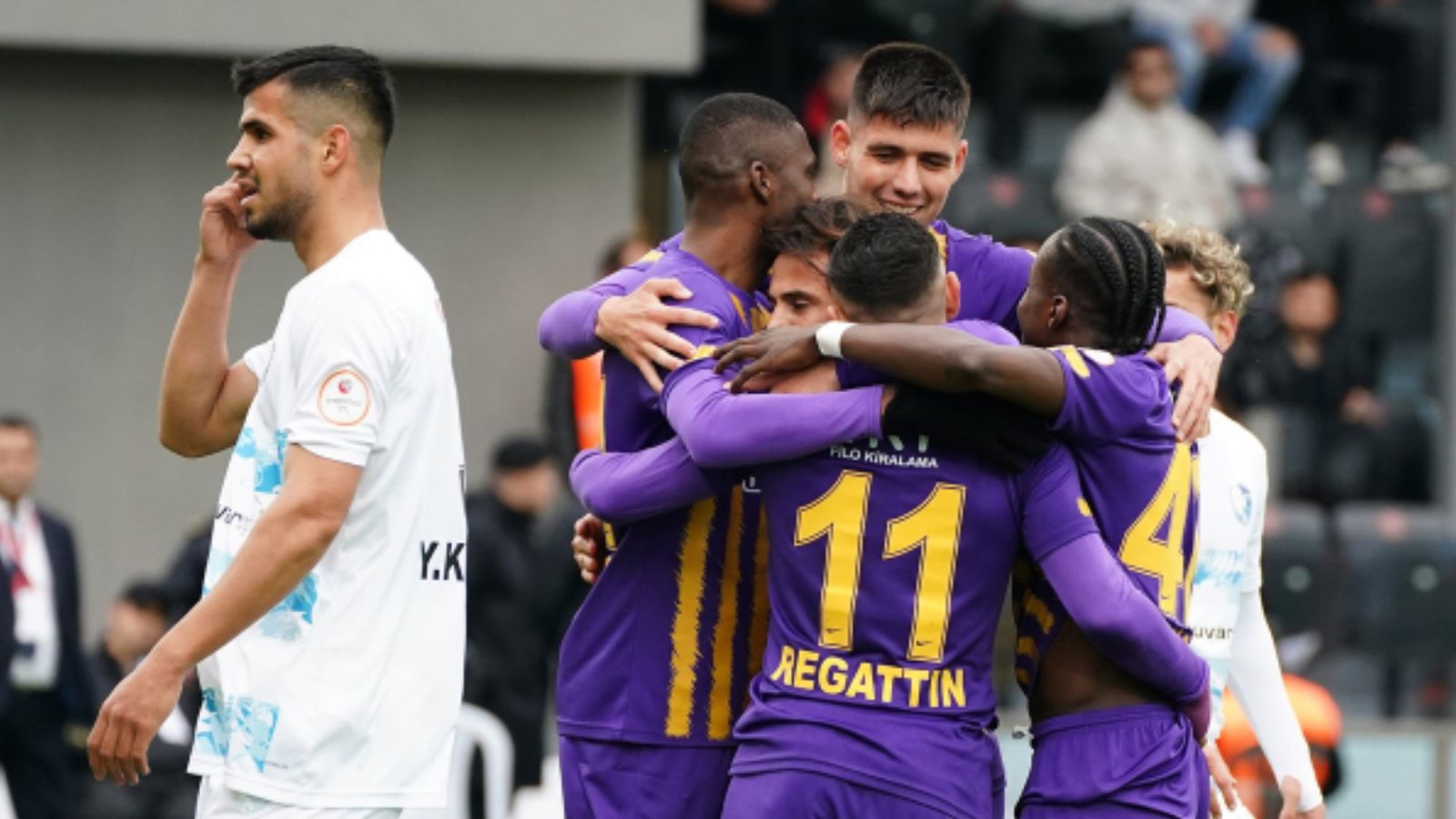 Eyüpspor Süper Lig'e şampiyon çıktı! Erzurumsporlu futbolculardan büyüj jest Eyüpspor Süper Lig'e şampiyon çıktı! Erzurumsporlu futbolculardan büyüj jest - 1. Resim