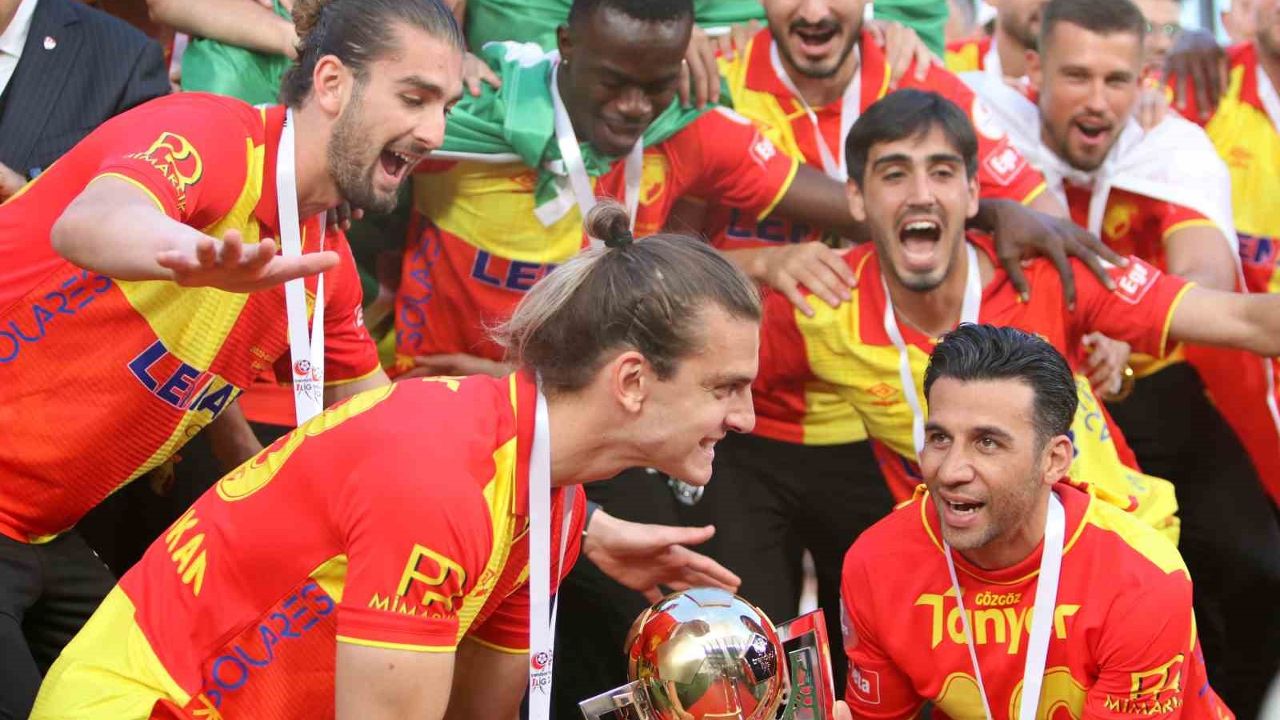 Göztepe yeniden Süper Lig&#039;de! Şampiyonluk kupasını taraftarın önünde kaldırdı