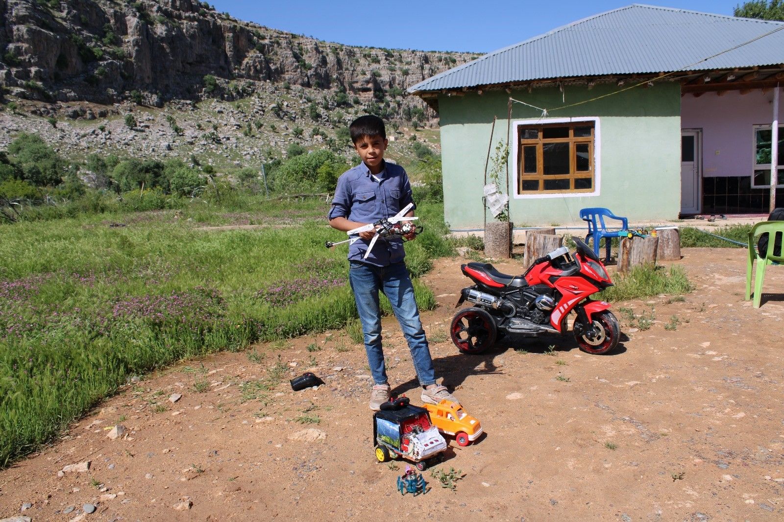 Hakkari'de robotik deneyler yapan 7. sınıf öğrencisi Aram Kaynak, TEKNOFEST'e davet edildi! Hakkari'de robotik deneyler yapan 7. sınıf öğrencisi Aram Kaynak, TEKNOFEST'e davet edildi! - 1. Resim