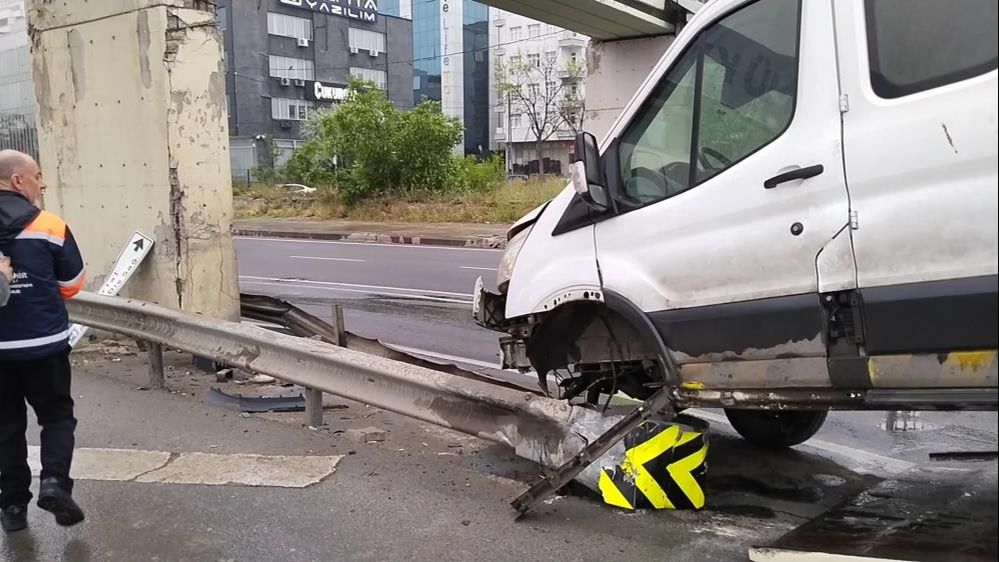 İstanbul'da yağmur beraberinde kaza getirdi! İBB'nin aracı bariyerlere saplandı - 1. Resim