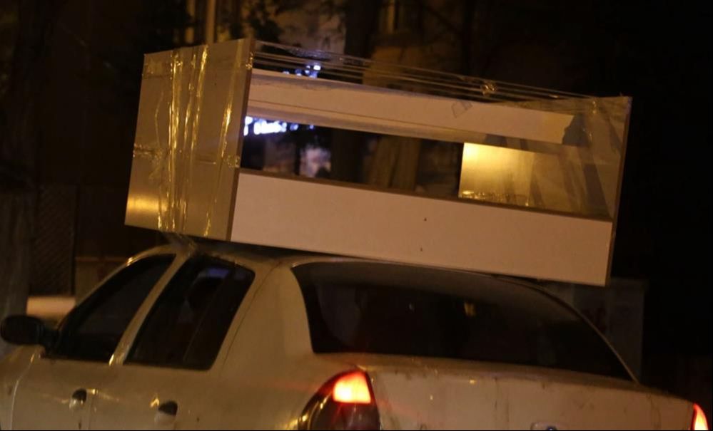 Koli bantlı trafik magandası! Arabasına dolap yapıştırdı, kırmızı ışıkta ge&ccedil;ip milletin canını hi&ccedil;e saydı - 1. Resim