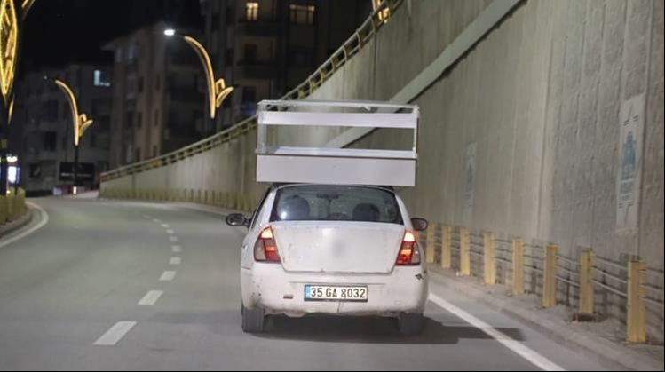 Koli bantlı trafik magandası! Arabasına dolap yapıştırdı, kırmızı ışıkta ge&ccedil;ip milletin canını hi&ccedil;e saydı - 3. Resim