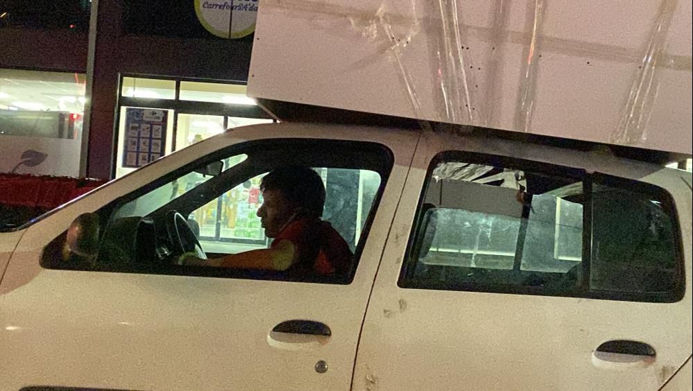 Koli bantlı trafik magandası! Arabasına dolap yapıştırdı, kırmızı ışıkta ge&ccedil;ip milletin canını hi&ccedil;e saydı - 2. Resim