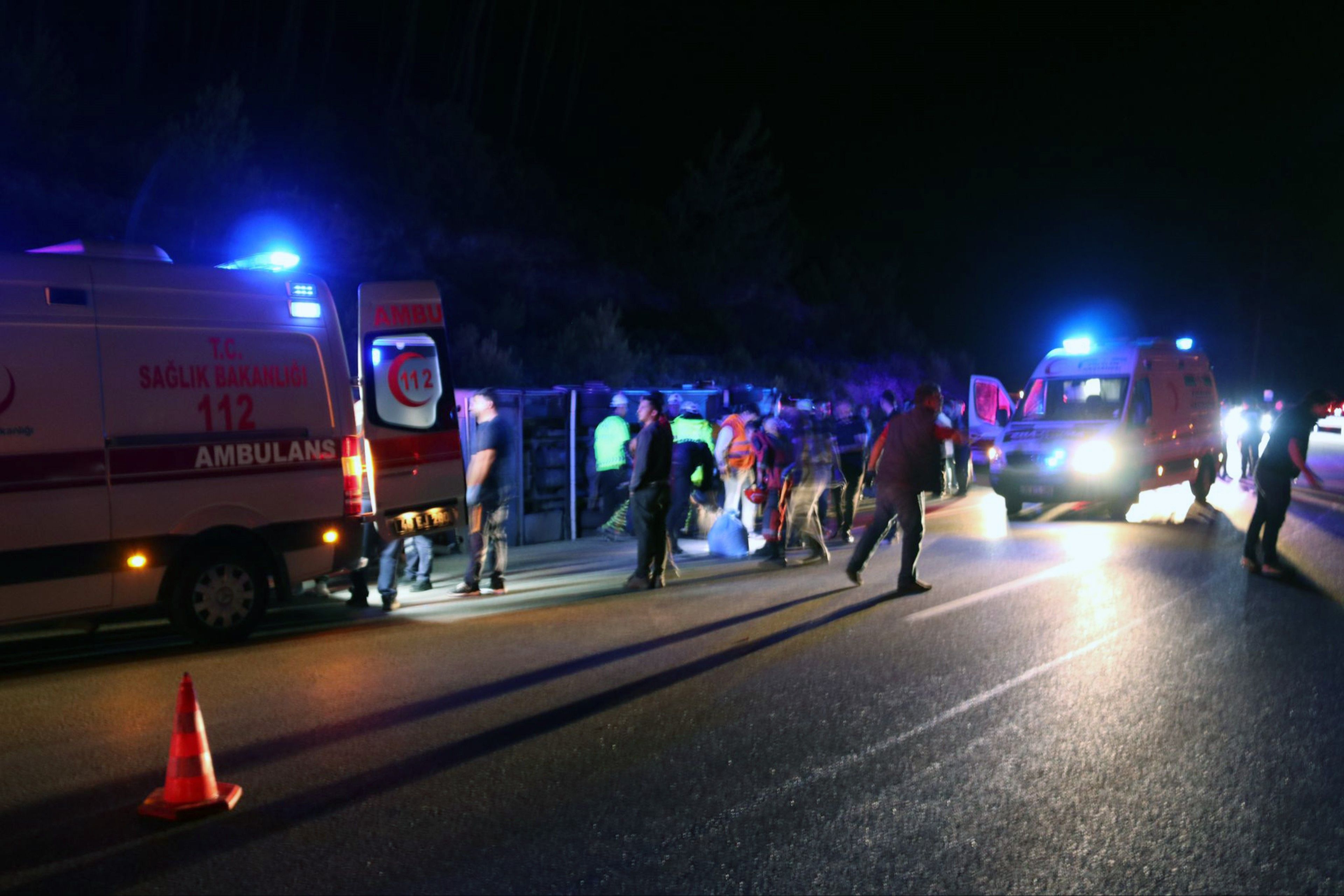 Öğrenci ve öğretmenleri taşıyan midibüs şarampole uçtu: 25 yaralı - 1. Resim