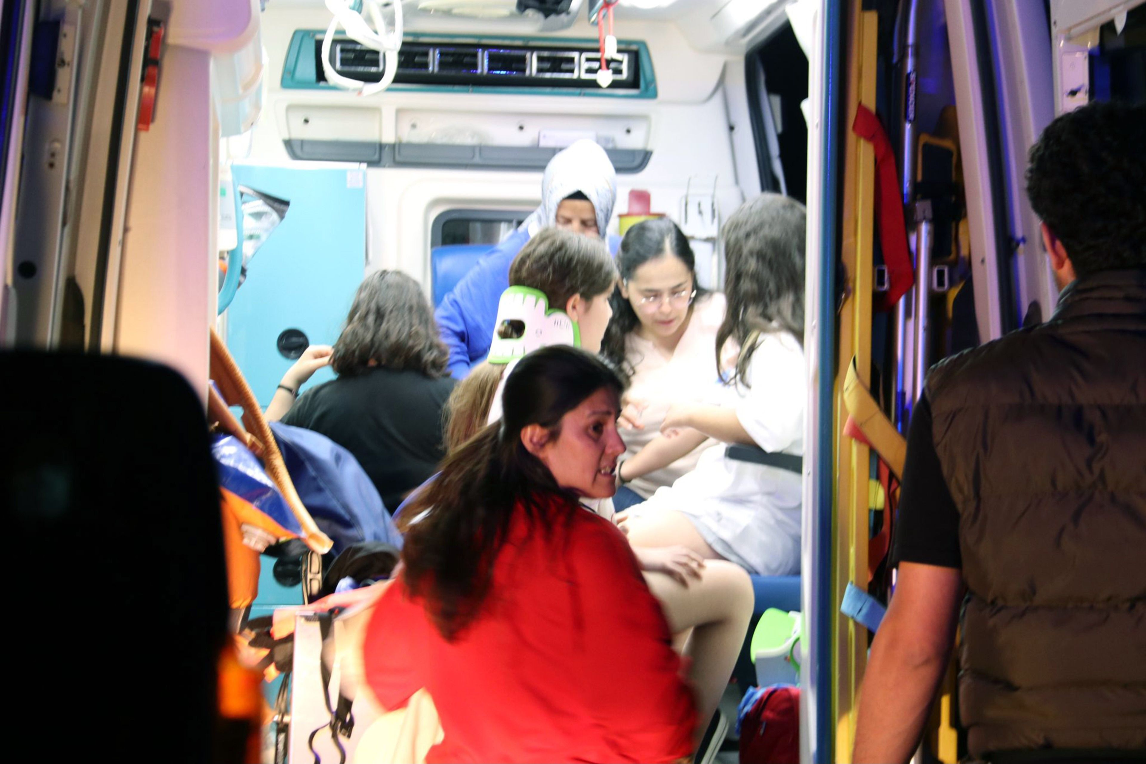 Öğrenci ve öğretmenleri taşıyan midibüs şarampole uçtu: 25 yaralı - 2. Resim