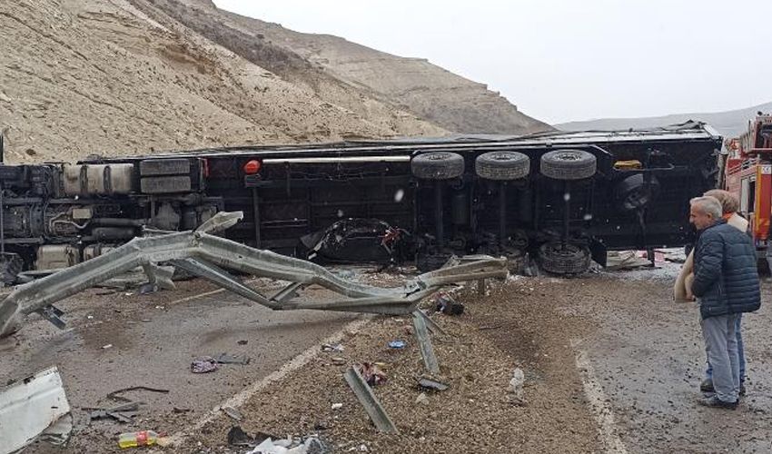 Yağış nedeniyle kayganlaşan yolda kaza: 3 kişi can verdi - 3. Resim