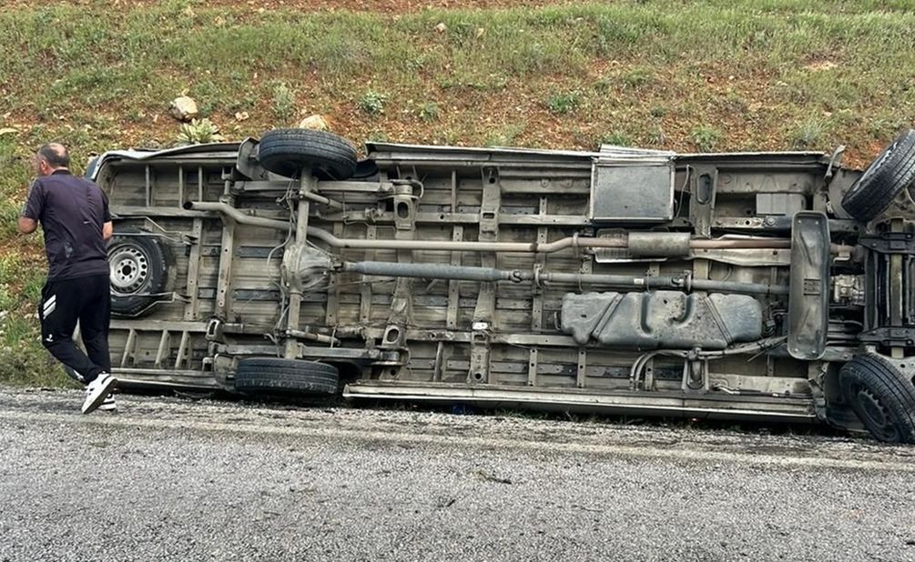 Yolcu minibüsü devrildi! 12 kişi yaralandı - 2. Resim