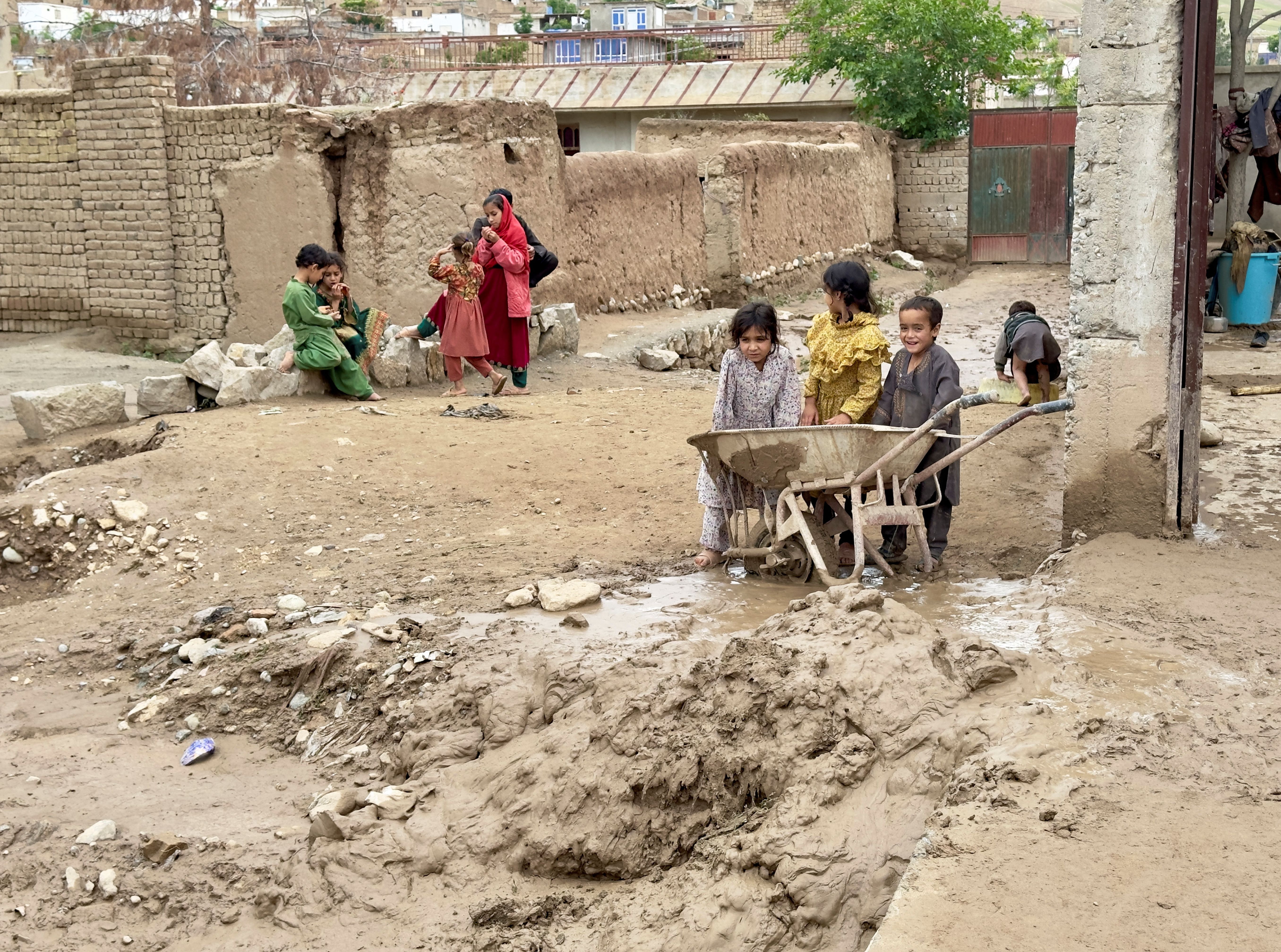 Afganistan'da yüzyılın felaketi... Yüzlerce kişi hayatını kaybetti Afganistan'da yüzyılın felaketi... Yüzlerce kişi hayatını kaybetti - 1. Resim