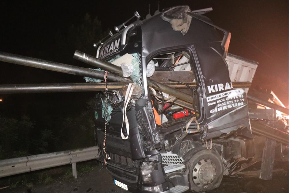 Anadolu Otoyolu'nda tır dehşeti! Borular sürücü camını deldi geçti, ölü ve yaralılar var - 3. Resim