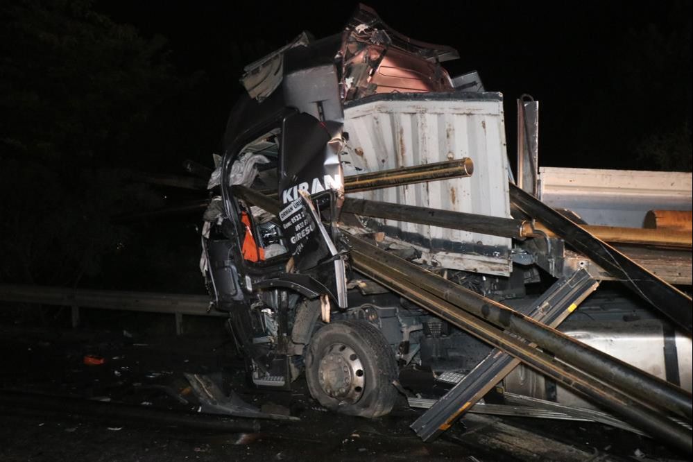 Anadolu Otoyolu'nda tır dehşeti! Borular sürücü camını deldi geçti, ölü ve yaralılar var - 4. Resim