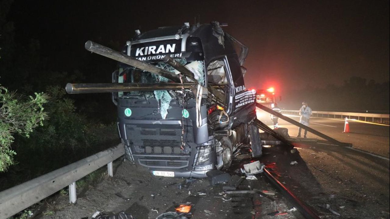 Anadolu Otoyolu&#039;nda tır dehşeti! Borular sürücü camını deldi geçti, ölü ve yaralılar var