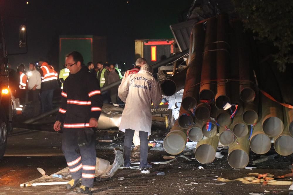 Anadolu Otoyolu'nda tır dehşeti! Borular sürücü camını deldi geçti, ölü ve yaralılar var - 1. Resim