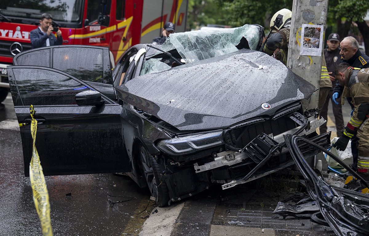 Ankara'da can pazarı! Kaza yaptıkları araçta sıkıştılar, ölü ve yaralılar var Ankara'da can pazarı! Kaza yaptıkları araçta sıkıştılar, ölü ve yaralılar var - 1. Resim