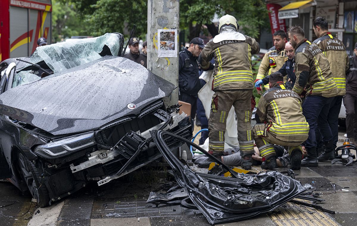 Ankara'da can pazarı! Kaza yaptıkları araçta sıkıştılar, ölü ve yaralılar var Ankara'da can pazarı! Kaza yaptıkları araçta sıkıştılar, ölü ve yaralılar var - 4. Resim
