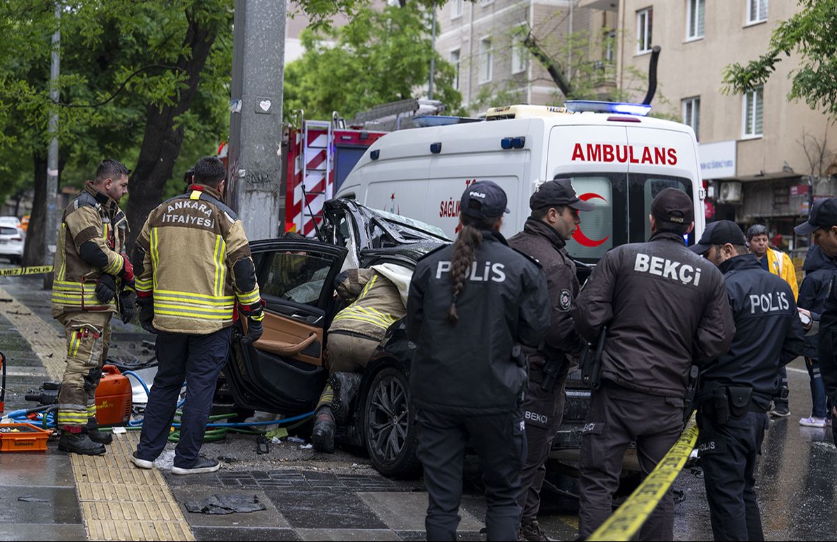 Ankara'da can pazarı! Kaza yaptıkları araçta sıkıştılar, ölü ve yaralılar var Ankara'da can pazarı! Kaza yaptıkları araçta sıkıştılar, ölü ve yaralılar var - 2. Resim