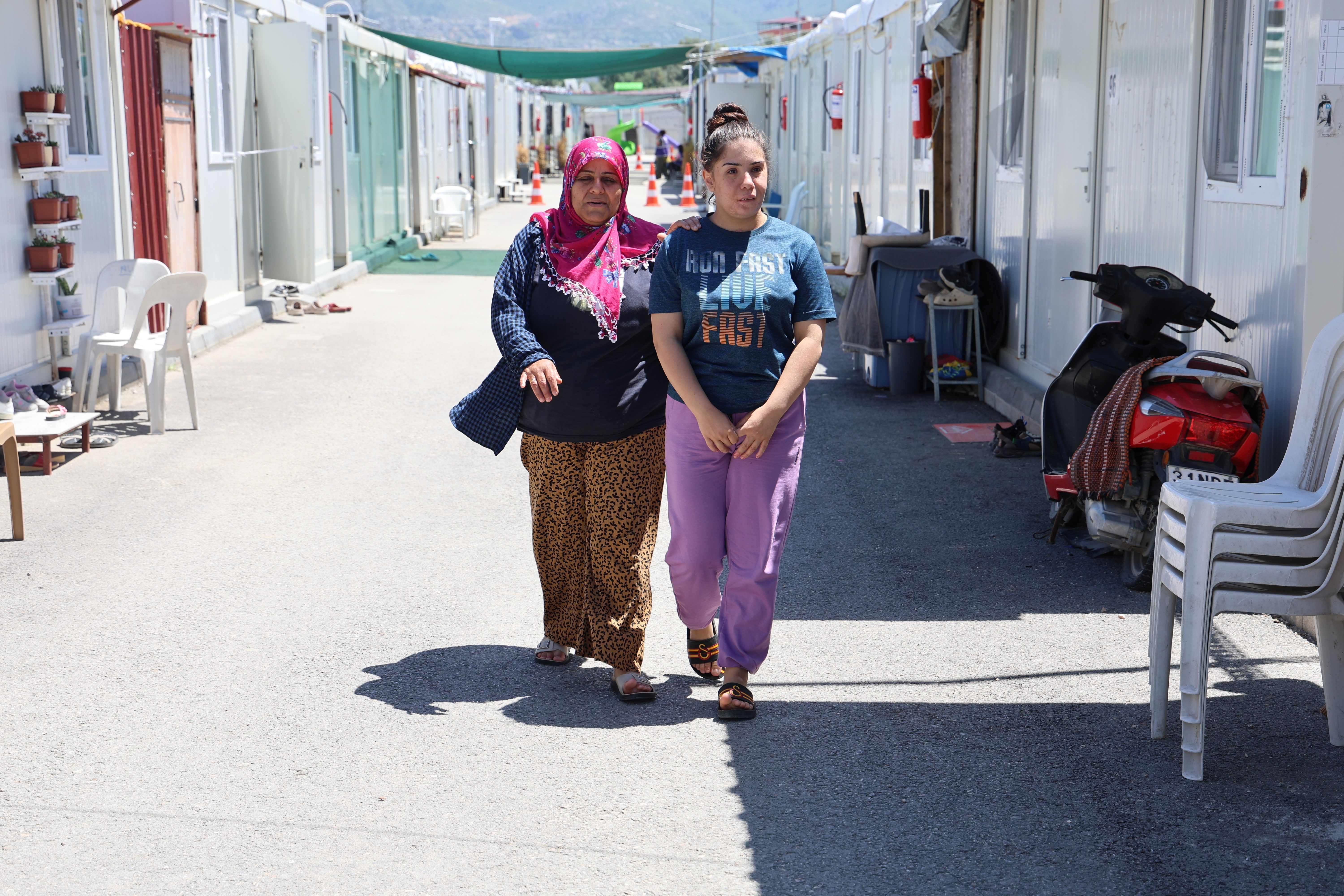 Depremde çenesi kopan genç kızdan acı yakarış: Anne, sana anne demeyi özledim... Depremde çenesi kopan genç kızdan acı sözler: Anne, sana anne demeyi özledim... - 2. Resim