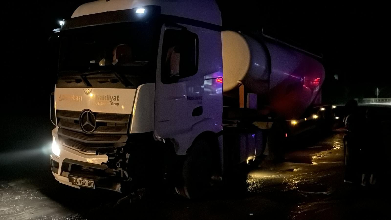 Düzce'de feci kaza! Tıra çarpan otomobil hurdaya döndü, ölü ve yaralılar var Düzce'de feci kaza! Tıra çarpan otomobil hurdaya döndü, ölü ve yaralılar var - 2. Resim