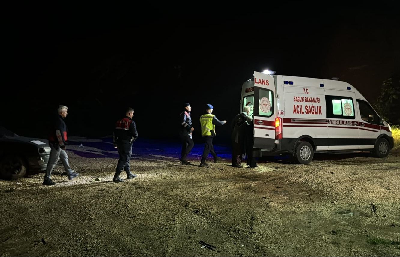 Düzce'de feci kaza! Tıra çarpan otomobil hurdaya döndü, ölü ve yaralılar var Düzce'de feci kaza! Tıra çarpan otomobil hurdaya döndü, ölü ve yaralılar var - 1. Resim