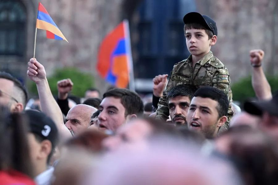 Ermenistan'da Paşinyan'ın başı dertte... binlerce kişi istifasını istedi Ermenistan'da Paşinyan'ın başı dertte... binlerce kişi istifasını istedi - 1. Resim