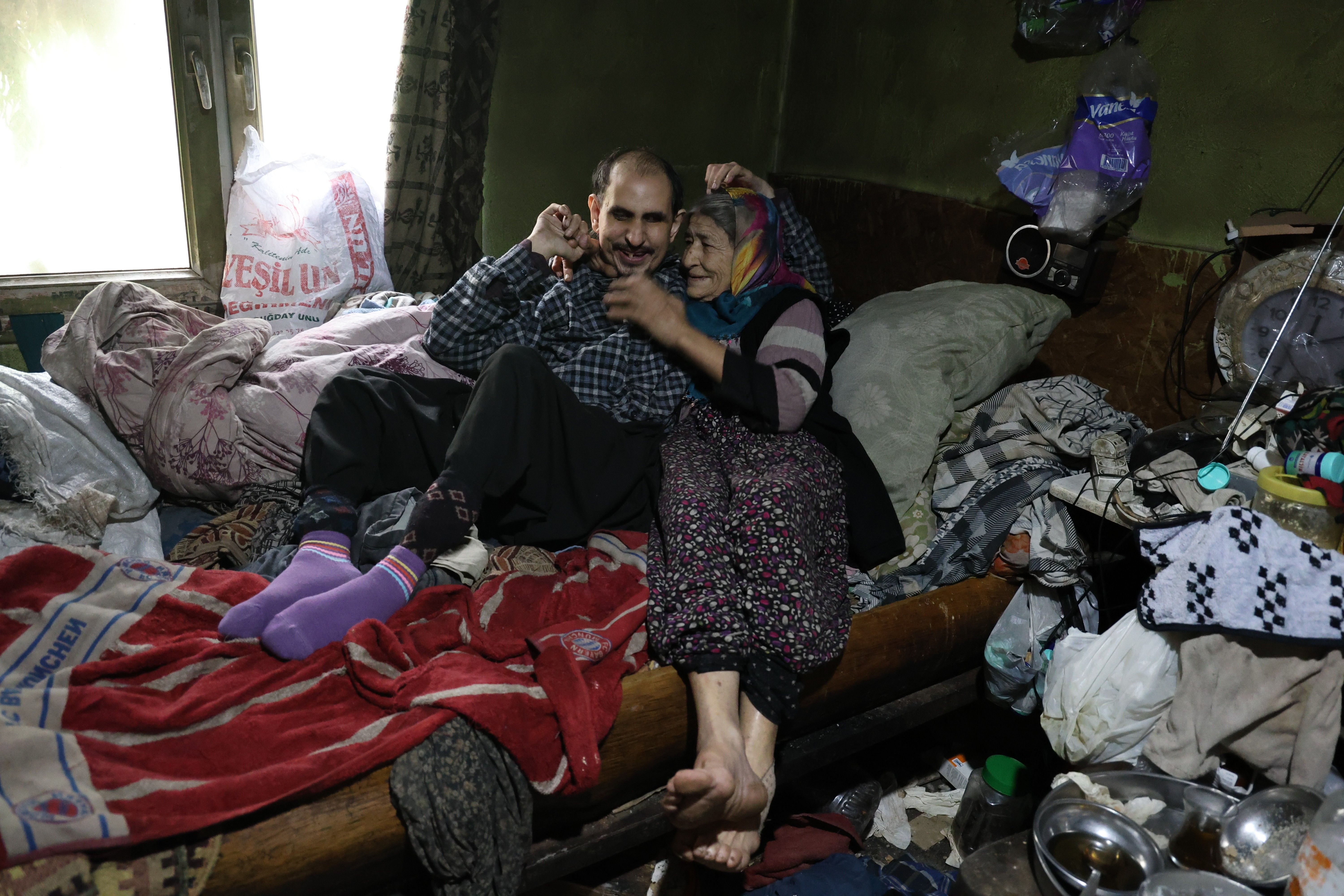 Eşe ninenin zorlukları aşan evlat sevgisi... "40 yıldır uyumadan başında bekliyorum" - 2. Resim