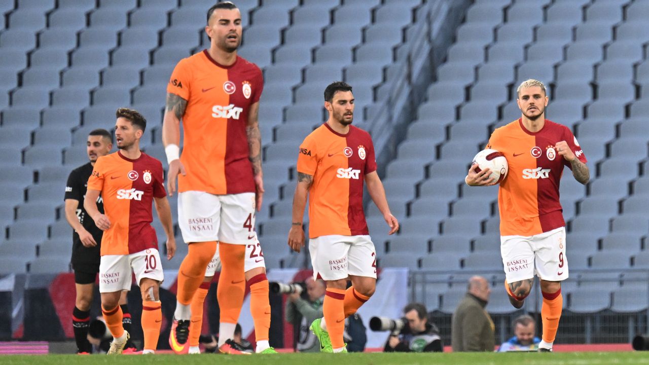 Fatih Karagümrük - Galatasaray maçı nefes kesti! Berkan Kutlu son dakikada damgasını vurdu Fatih Karagümrük - Galatasaray CANLI | Süper Lig'de şampiyonluk belli oluyor - 2. Resim