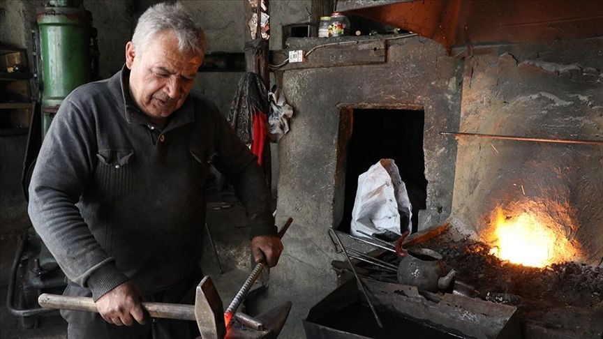 Filmler için özel malzeme üretiyor! 56 yıldır ocak başında demir döven Gürsel Usta'nın kazancı şaşırtıyor! - 1. Resim