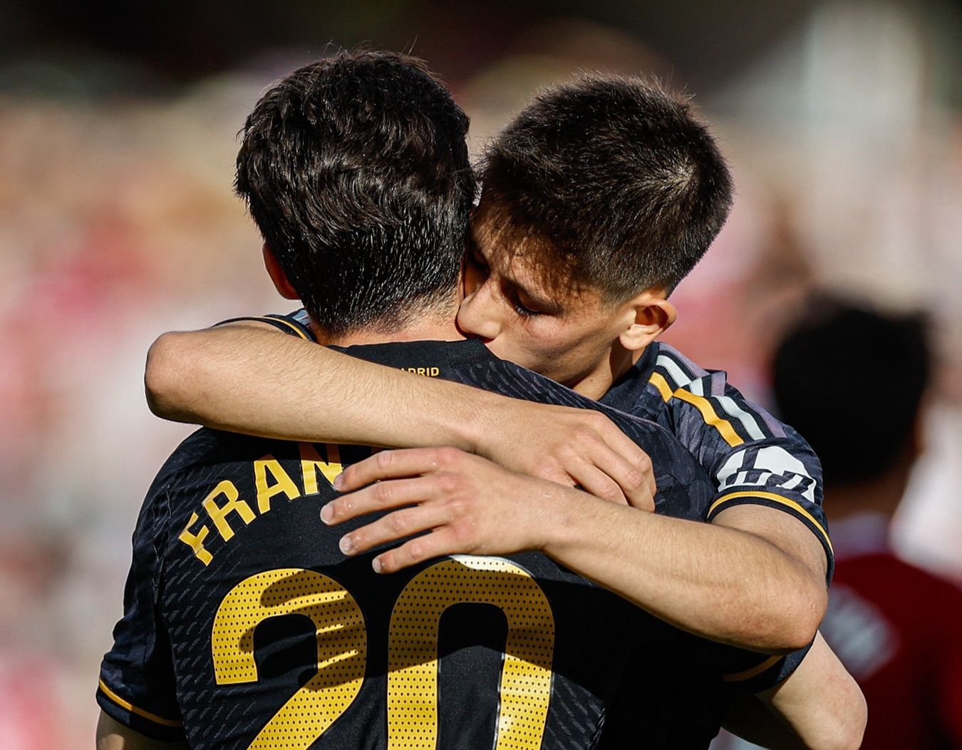 Real Madrid'de adından söz ettiren Arda Güler'den Fenerbahçelileri duygulandıran hareket! Real Madrid'de adından söz ettiren Arda Güler, Fenerbahçelileri duygulandıracak hareket! - 1. Resim
