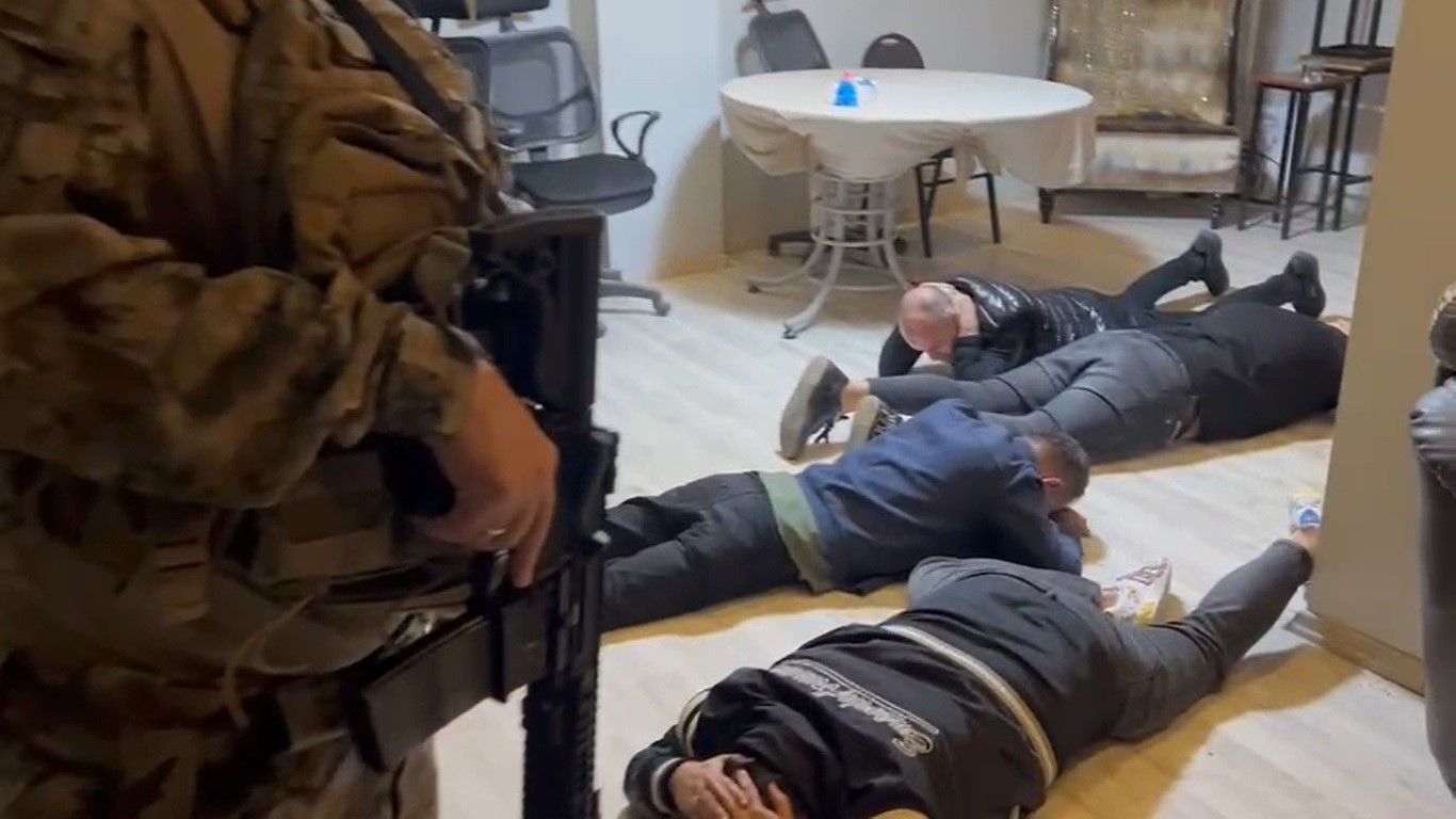 2 suç örgütüne operasyon! Ünlü gece kulübüne baskın: Suç işleme yöntemleri deşifre oldu, aralarında polisler de var 2 suç örgütüne operasyon! Ünlü gece kulübüne baskın: Suç işleme yöntemleri deşifre oldu, aralarında polisler de var - 3. Resim