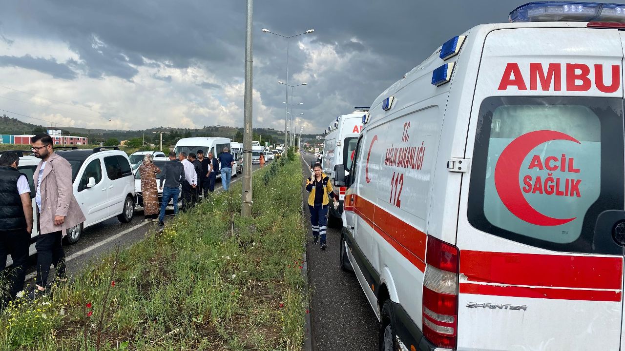 Diyarbakır&#039;da zincirleme kaza: 8 araç birbirine girdi, 2 kişi yaralandı