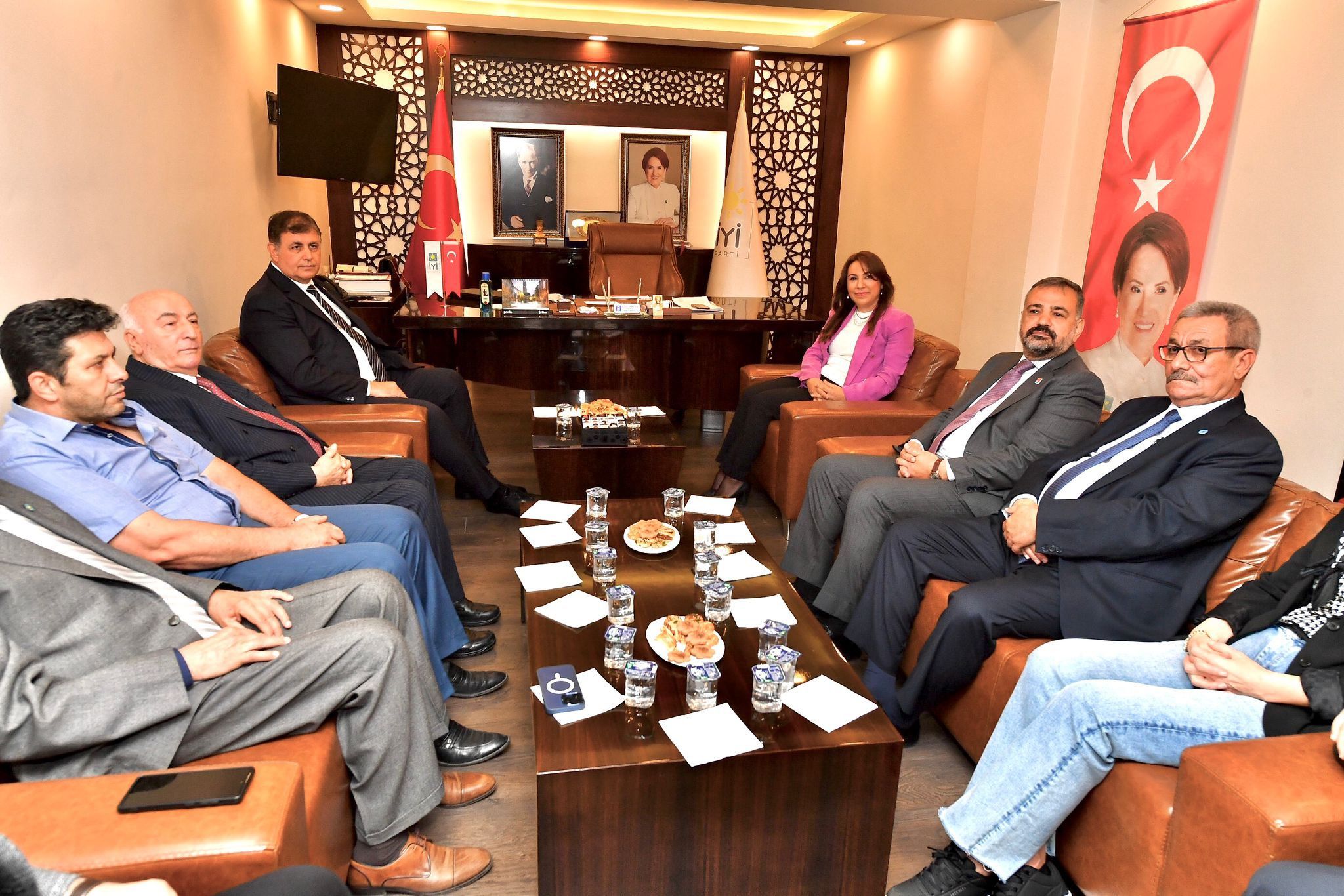 Duvardaki fotoğrafa dikkat! İyi Partili başkanın odasında "Akşener" detayı - 1. Resim