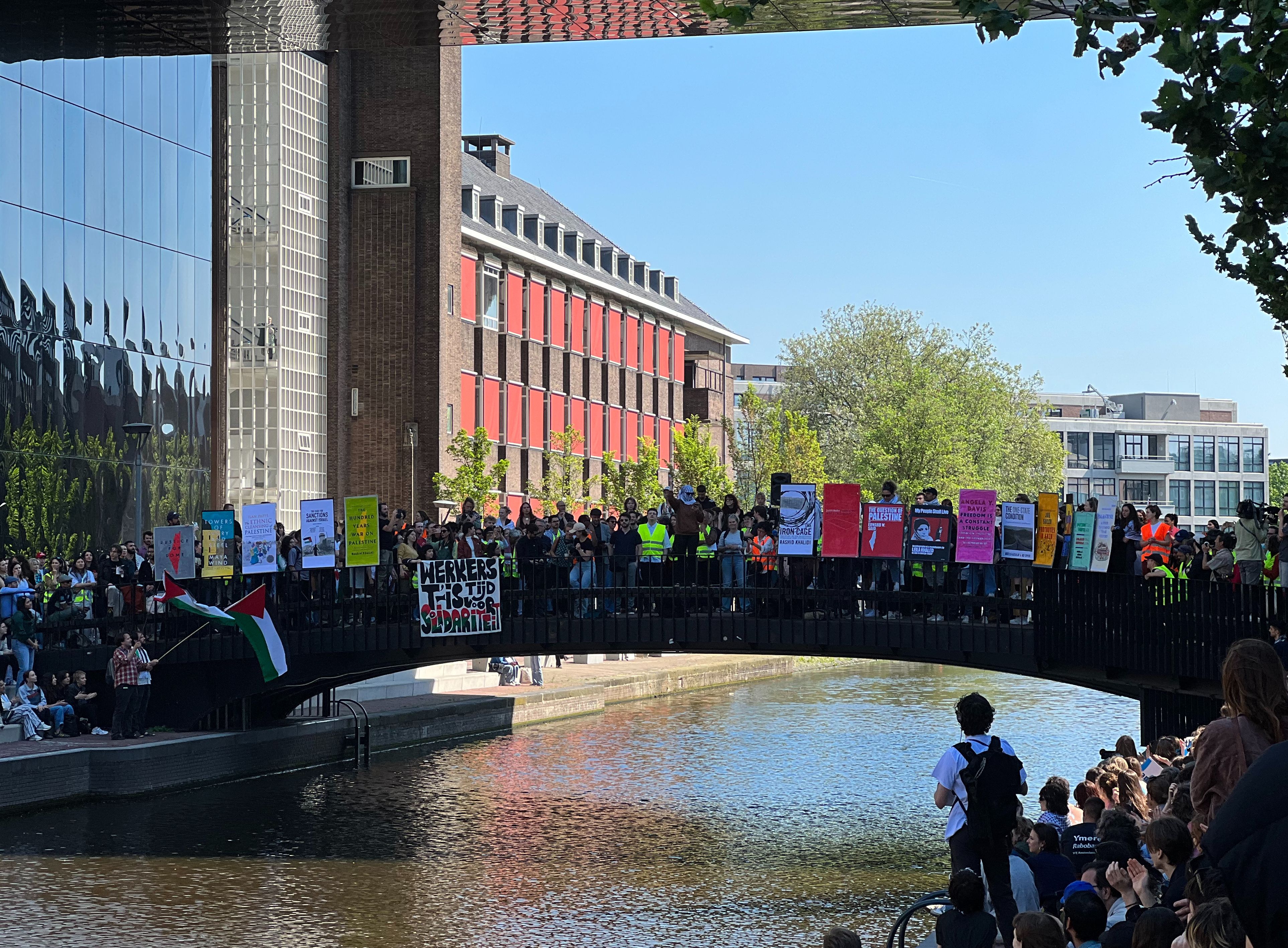 Hollanda'da üniversite öğrencileri İsrail'in zulmüne karşı ayakta! Birçok üniversitede İsrail'in Gazze Şeridi'ne yönelik saldırıları protesto edildi... Hollanda'da üniversite öğrencileri İsrail'in zulmüne karşı ayakta! Birçok üniversitede İsrail'in Gazze Şeridi'ne yönelik saldırıları protesto edildi... - 1. Resim