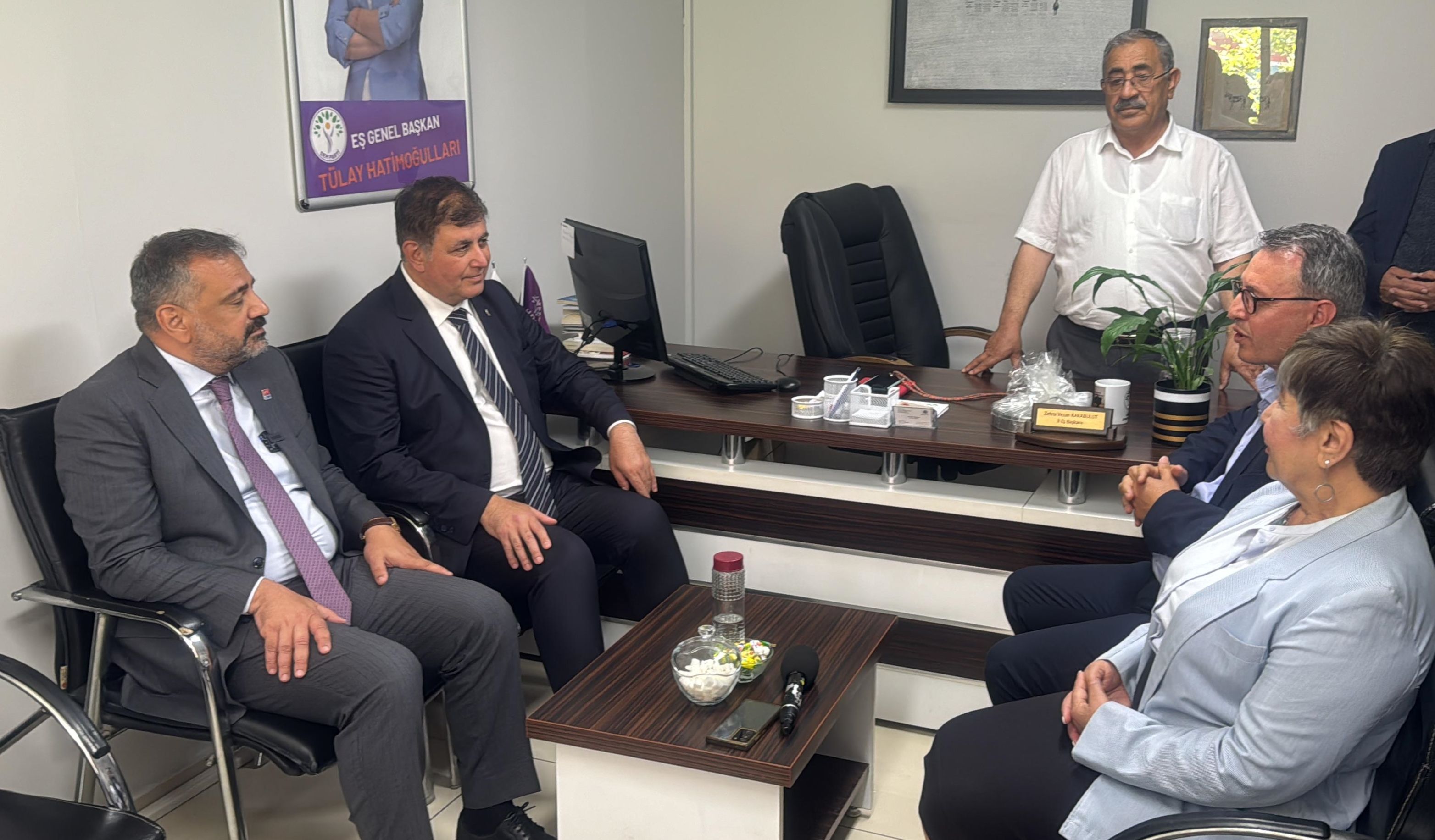 İzmir Büyükşehir Belediye Başkanı Tugay'dan DEM Parti'ye ziyaret - 1. Resim