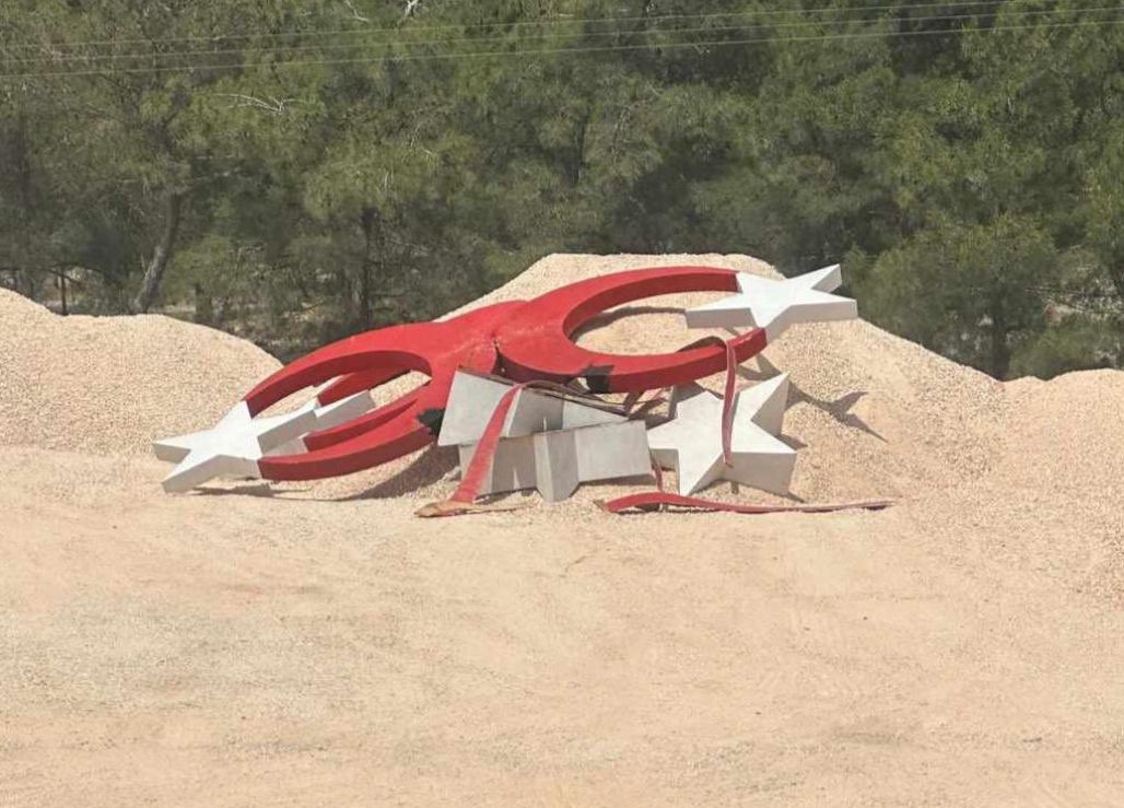 Silifke Belediyesi, Türk bayrağı anıtını yıktı! Tepki çekince açıklama yaptılar Silifke Belediyesi, Türk bayrağı anıtını yıktı! Tepki çekince açıklama yaptılar - 2. Resim