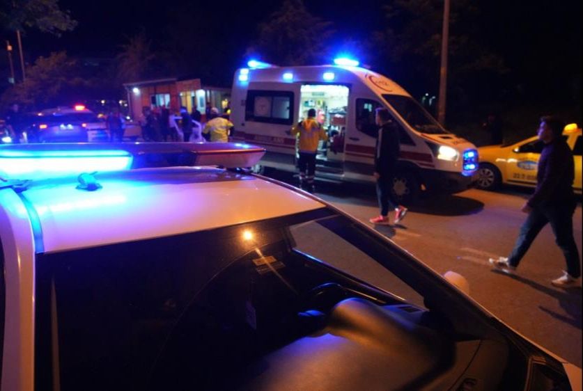 Taksiden inerken araba &ccedil;arptı! Dehşet anı kamerada - 1. Resim